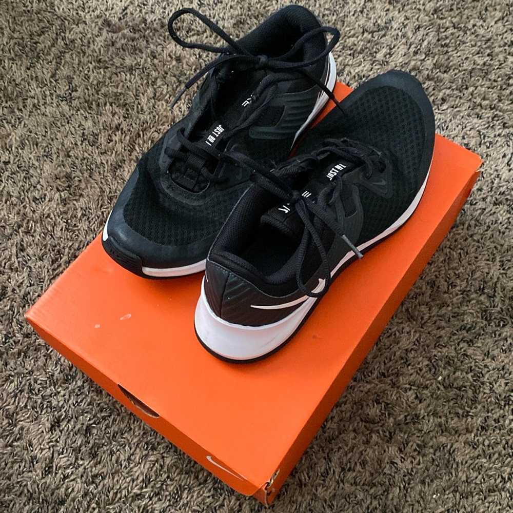 W NIKE MC TRAINER SIZE 10